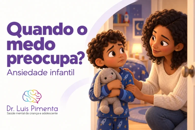 Quando o medo preocupa?. Ilustração 3D de um menino abraçado a um coelho de pelúcia, conversando com sua mãe na porta do quarto.