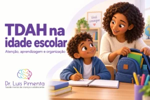 Ilustração 3D de uma criança em uma mesa de estudos, com apoio da mãe para organizar a mochila e o título TDAH na idade escolar.