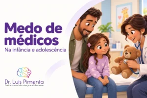 Médica demonstra o estetoscópio em um ursinho enquanto a criança observa ao lado do pai.
