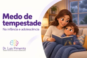 Mãe e filho leem juntos dentro de casa enquanto chove do lado de fora.